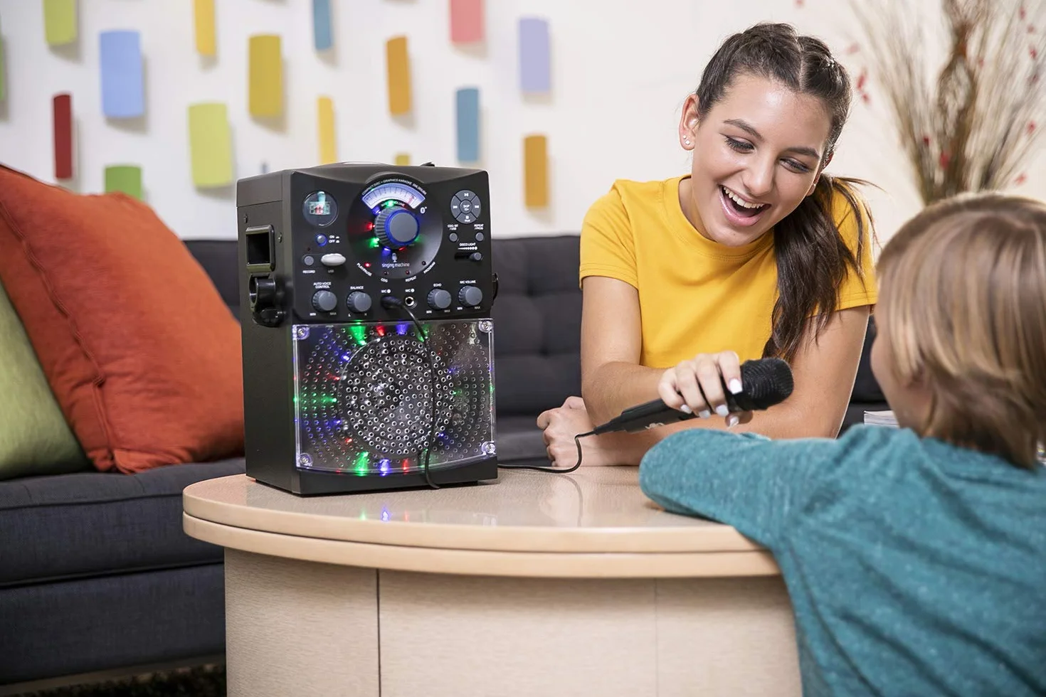 System do karaoke z połączeniem Bluetooth – Singing Machine SML385U w kolorze czarnym dla Europy – efekty świetlne LED, mikrofony, USB, wyjście RCA, sterowanie echem i balansowaniem oraz wejście AUX.