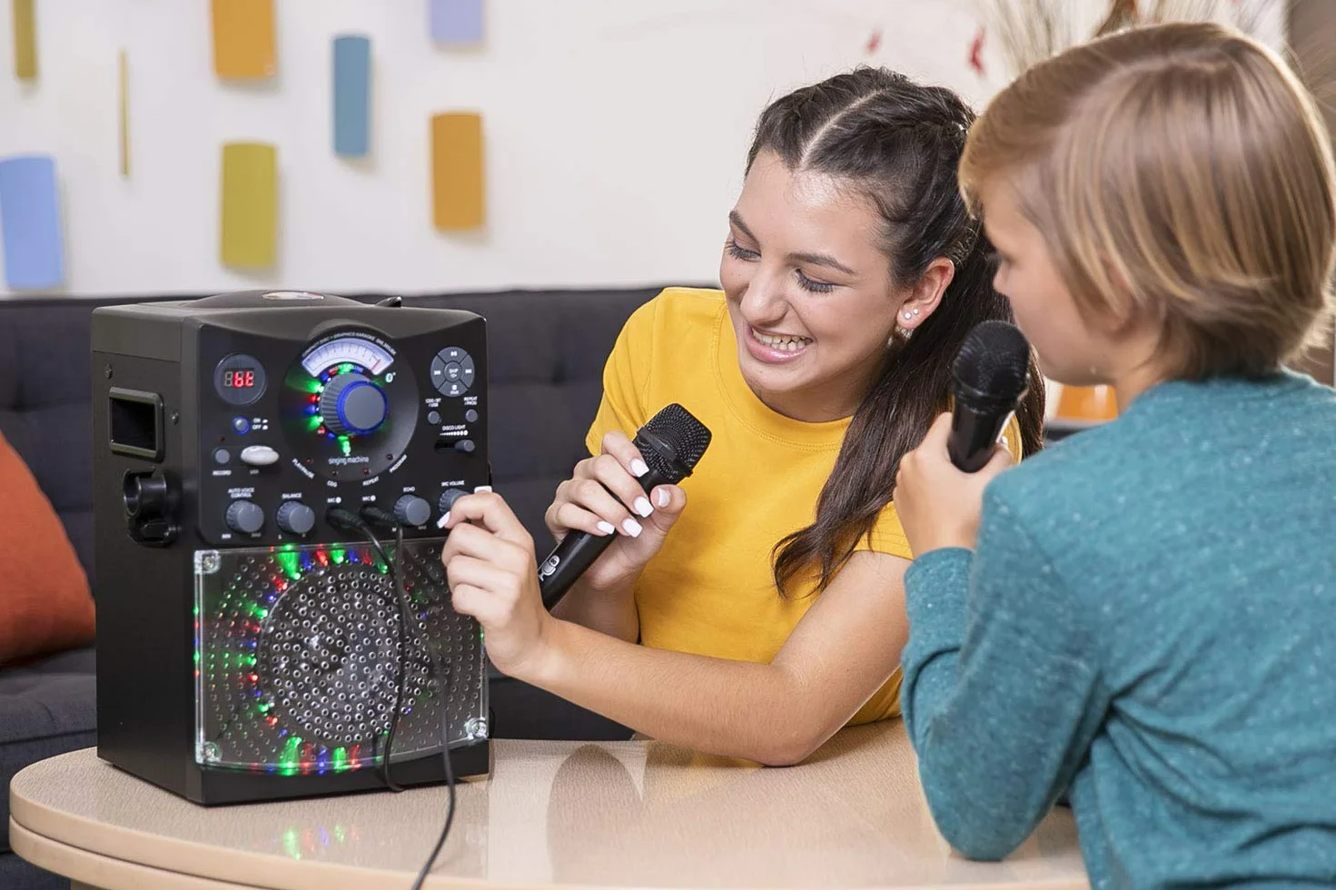 System do karaoke z połączeniem Bluetooth – Singing Machine SML385U w kolorze czarnym dla Europy – efekty świetlne LED, mikrofony, USB, wyjście RCA, sterowanie echem i balansowaniem oraz wejście AUX.