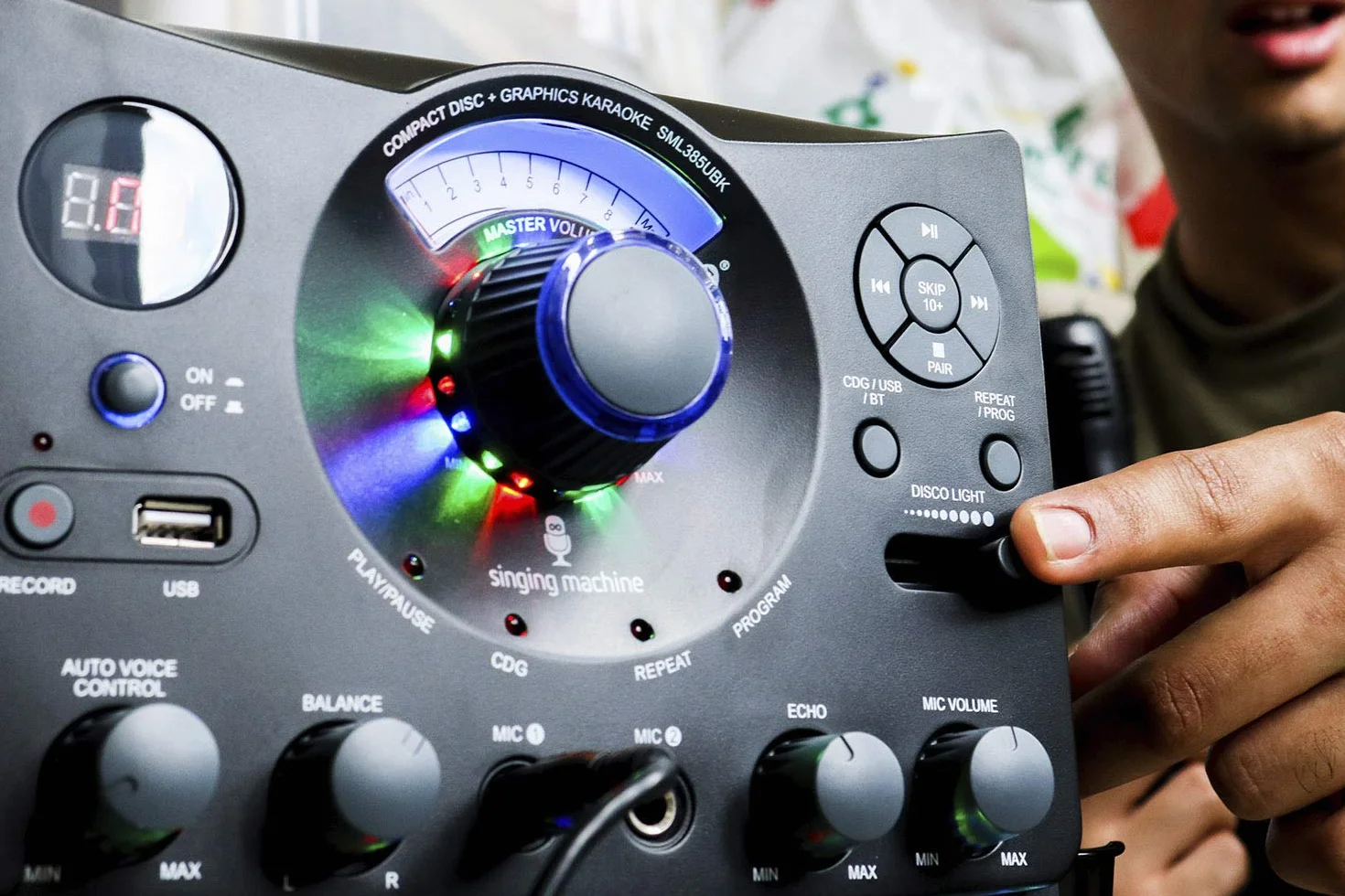 System do karaoke z połączeniem Bluetooth – Singing Machine SML385U w kolorze czarnym dla Europy – efekty świetlne LED, mikrofony, USB, wyjście RCA, sterowanie echem i balansowaniem oraz wejście AUX.
