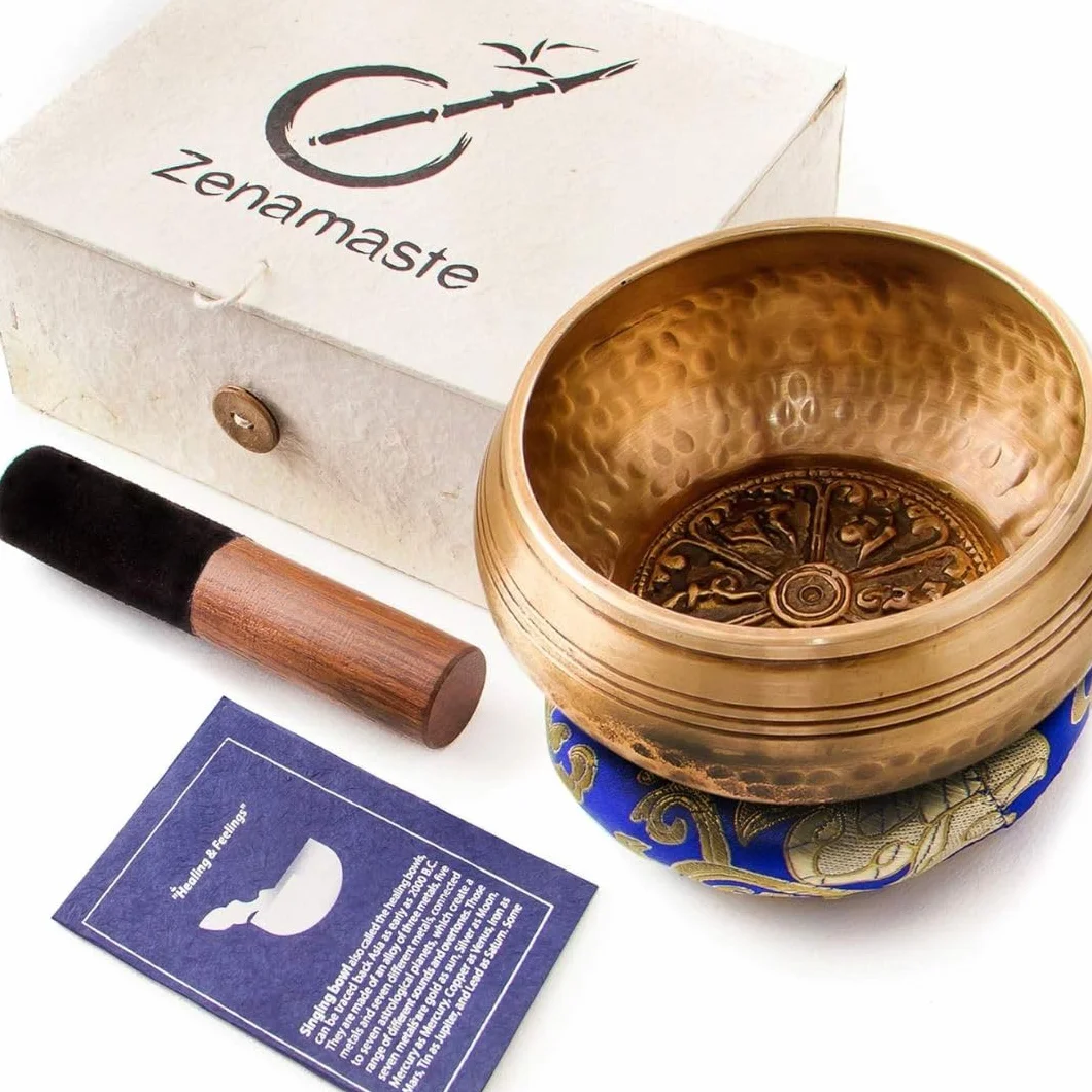 Autentyczna tybetańska misa dźwiękowa Zenamaste® – ręcznie wykonana, z miasta Bhaktapur w Nepalu, 450 g – 11,5 cm, nepalskie pudełko z poduszką, + misa dźwiękowa z drewnianą pałeczką