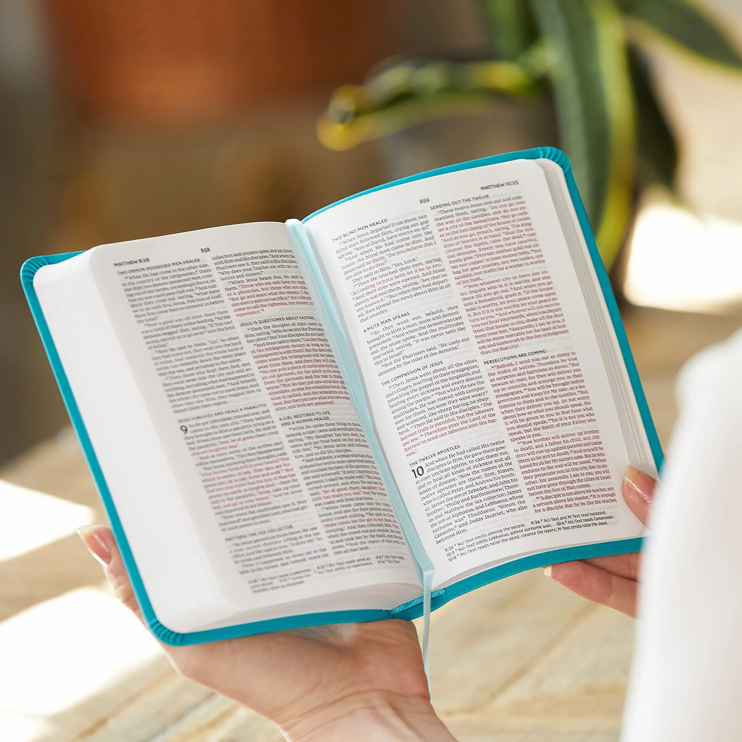 NKJV, Value Thinline Bible, Compact, Imitation Leather, Blue, Red Letter Edition: Holy Bible, New King James Version
