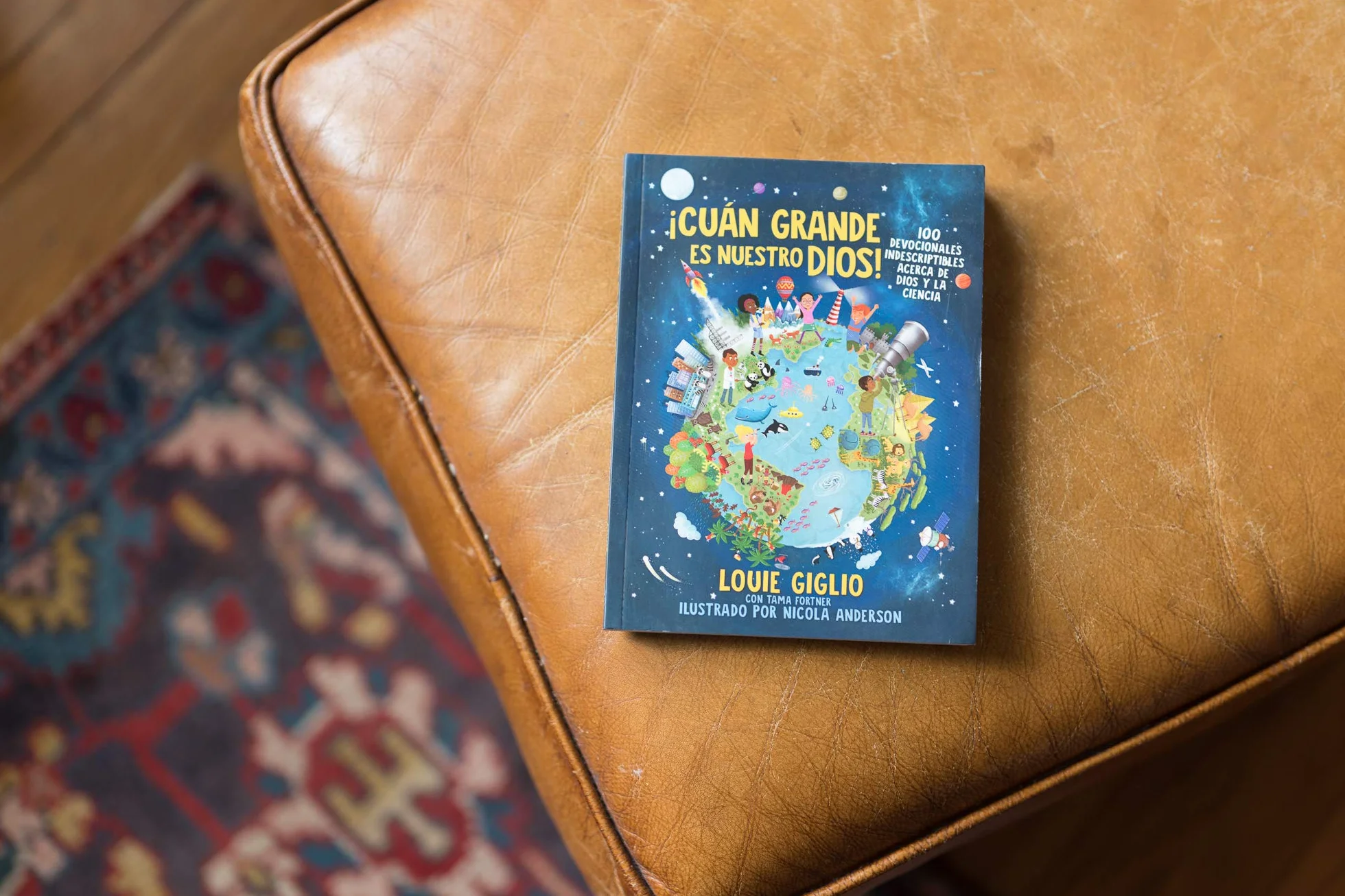 ¡Cuán Grande Es Nuestro Dios!: 100 Devocionales Indescriptibles Acerca de Dios Y La Ciencia
