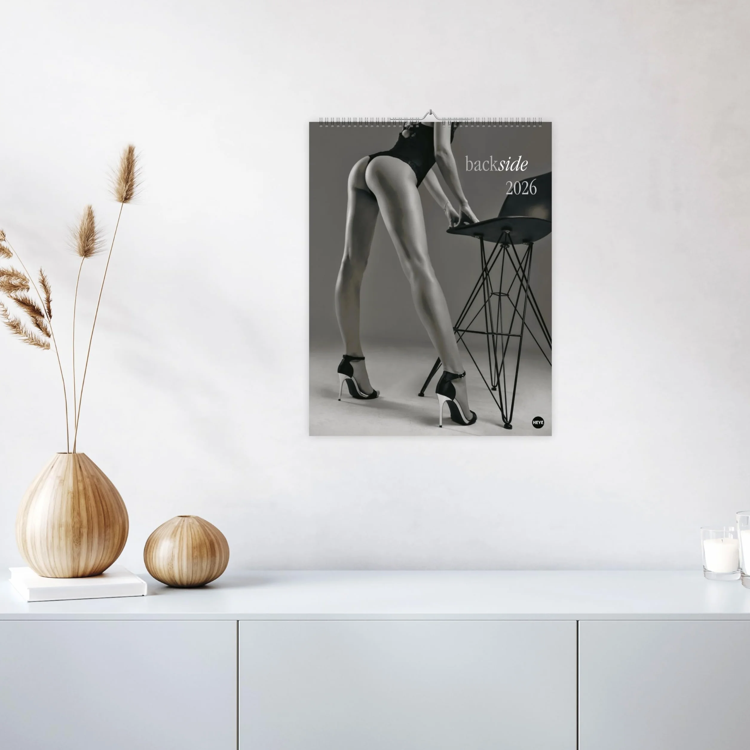 Backside Posterkalender 2026: Sinnlich-schöne weibliche Rundungen im Jahres-Wandkalender 2026. Zwölf eroti-sche Bilder in Schwarz-Weiß. Hochformat 34 x 44 cm
